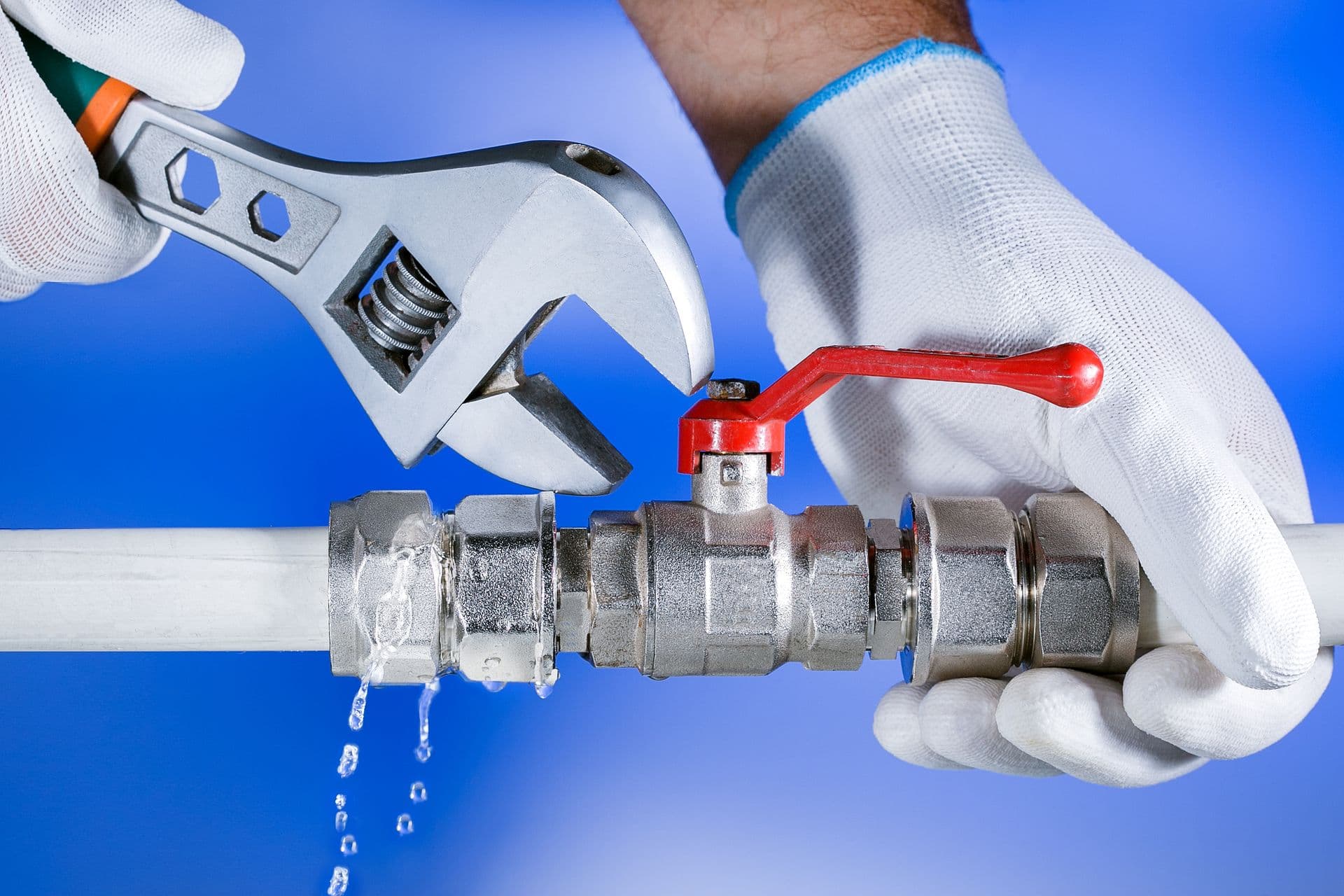 Hands-Plumber-At-Work-In-A-Bat