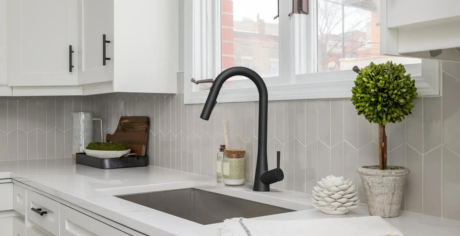 Single-Handle-Pull-Down-Kitchen-Faucet